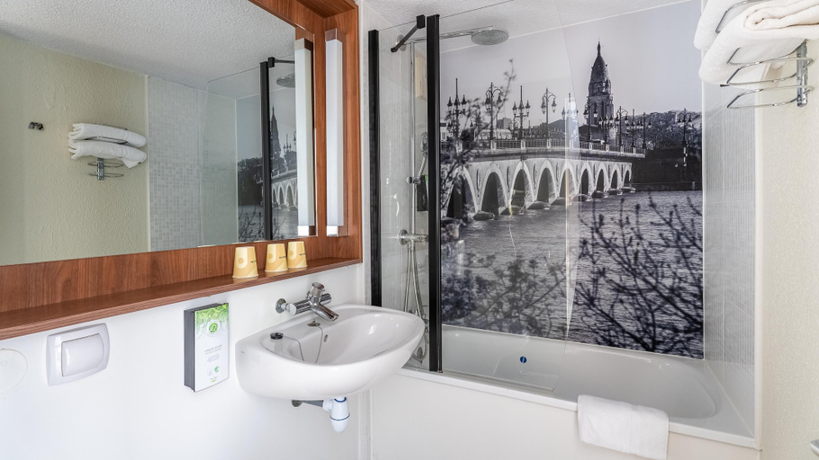Bathroom 5, Campanile NATURE - Bordeaux Lac, Gironde