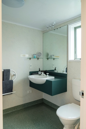Bathroom 3, Colonial Manor Motel, Central Otago