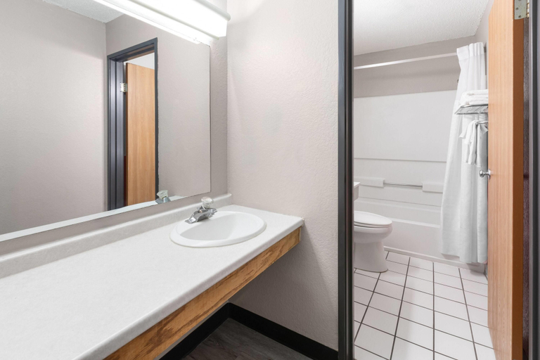 Bathroom 4, Super 8 by Wyndham Kent/Akron Area, Portage