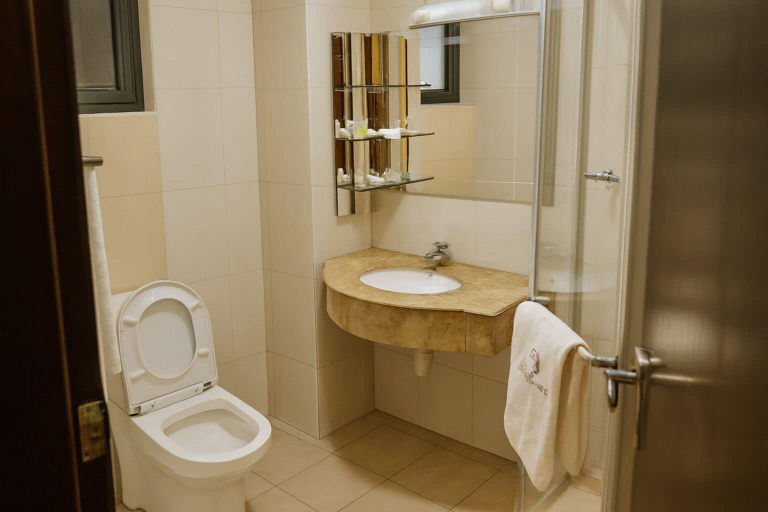 Bathroom, Summerdale Inn, Langata