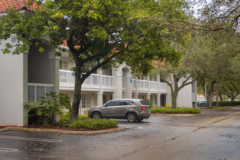 Exterior & Views 2, Studio 6 Extended Stay - Coral Springs, FL - Fort Lauderdale, Broward