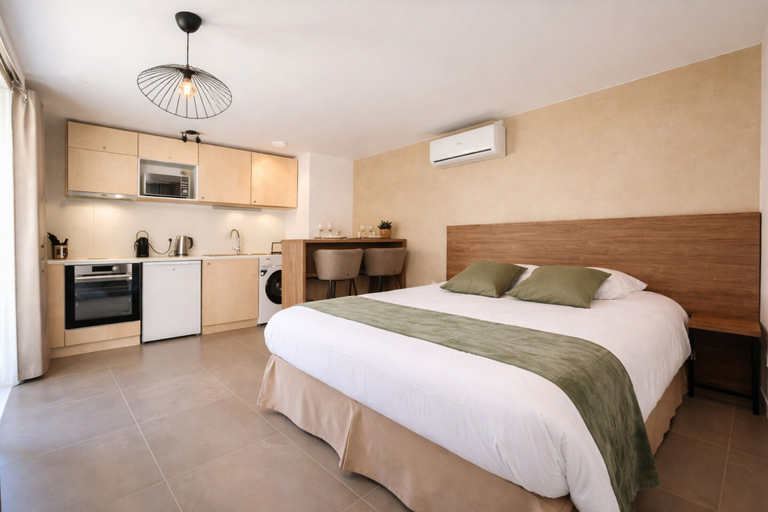 Bedroom 5, Sous les platanes, Bouches-du-Rhône