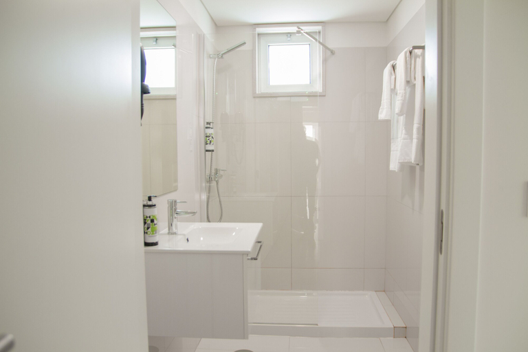 Bathroom 3, Room Select Porto Suites, Porto