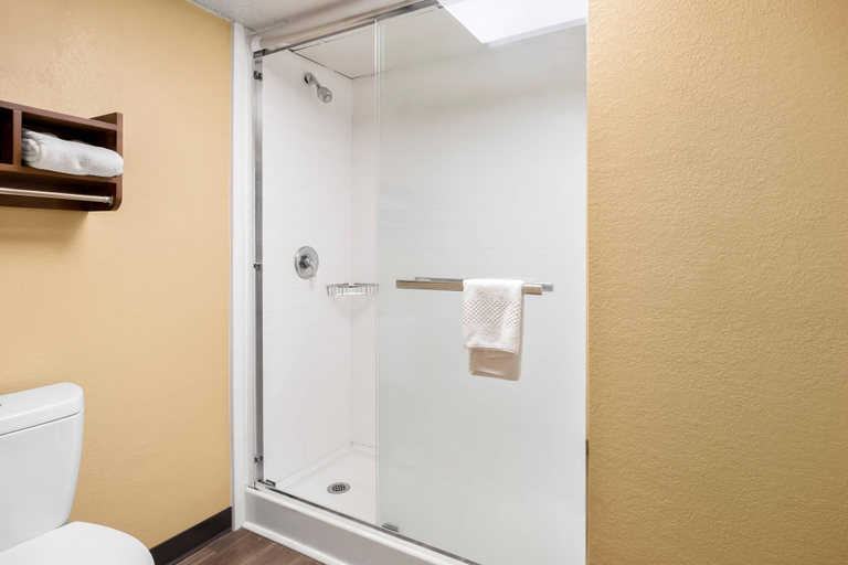 Bathroom 4, Quality Inn Perry - National Fairgrounds Area, Houston