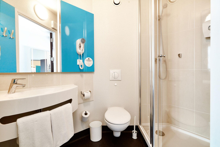 Bathroom 3, B&B Hotel Warszawa-Okecie, Warsaw