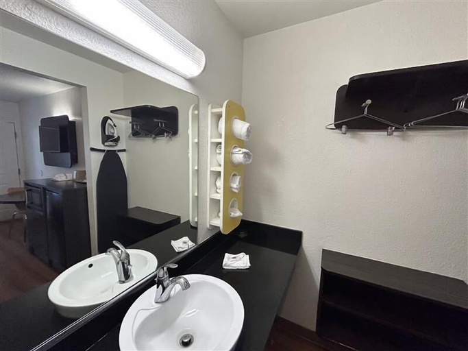 Bathroom 3, Studio 6 Suites - Riverside, Ca, Riverside