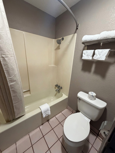 Bathroom 3, Colonial Inn, Pottawatomie