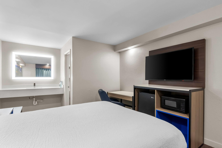 Bedroom 4, Days Inn by Wyndham Indianapolis East Post Road, Indianapolis