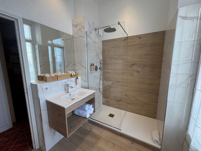Bathroom 4, Excelsior, Var
