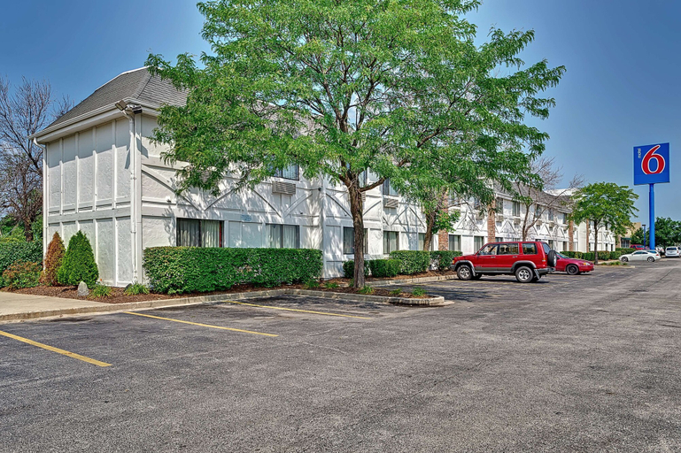 Exterior & Views 1, Motel 6 Glenview, IL - Chicago North, Cook