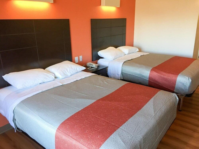 Bedroom 3, Motel 6 Peoria, IL, Peoria