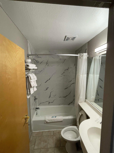 Bathroom 3, Motel 6 McAlester, OK - South, Pittsburg