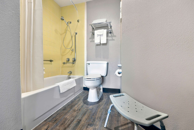 Bathroom 4, Motel 6 Cedar Rapids, IA - Airport, Linn