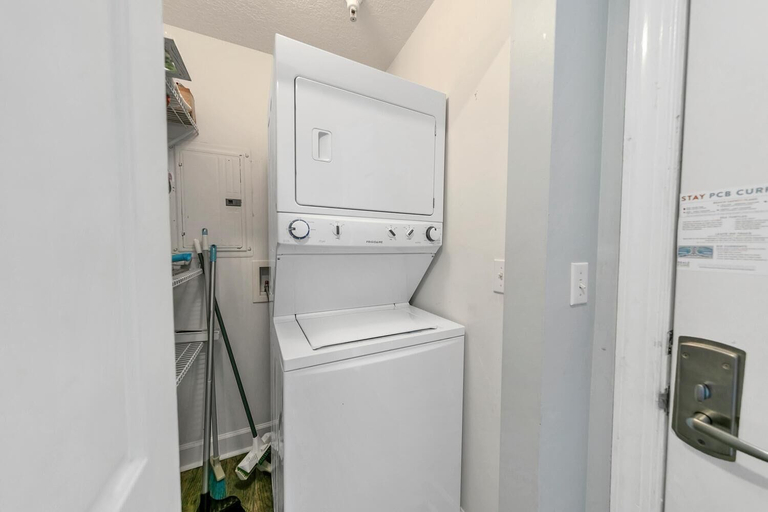 Bathroom 4, Twin Palms 402, Bay