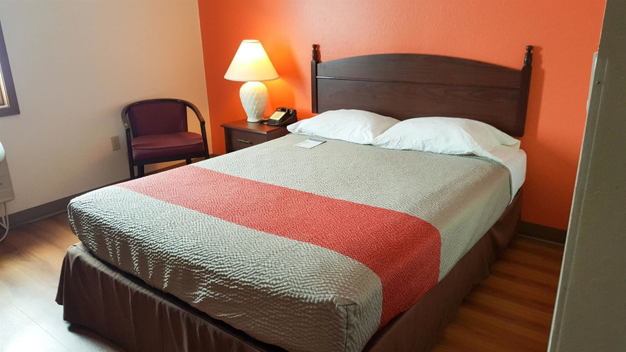 Bedroom 3, Motel 6 Saukville, WI, Ozaukee