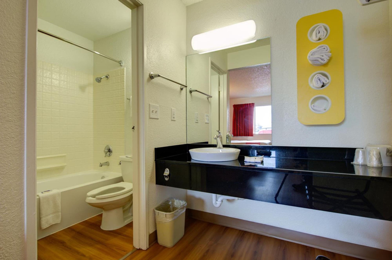 Bathroom 4, Motel 6 Seattle, WA - Airport, SeaTac