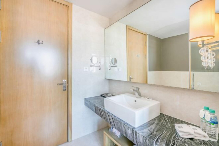 Bathroom 4, Panshan Yinlong Hotel, Panjin