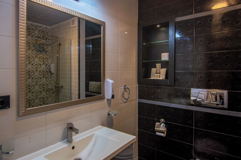 Bathroom 5, Hotel Phoenicia Express, Municipiul Bucuresti