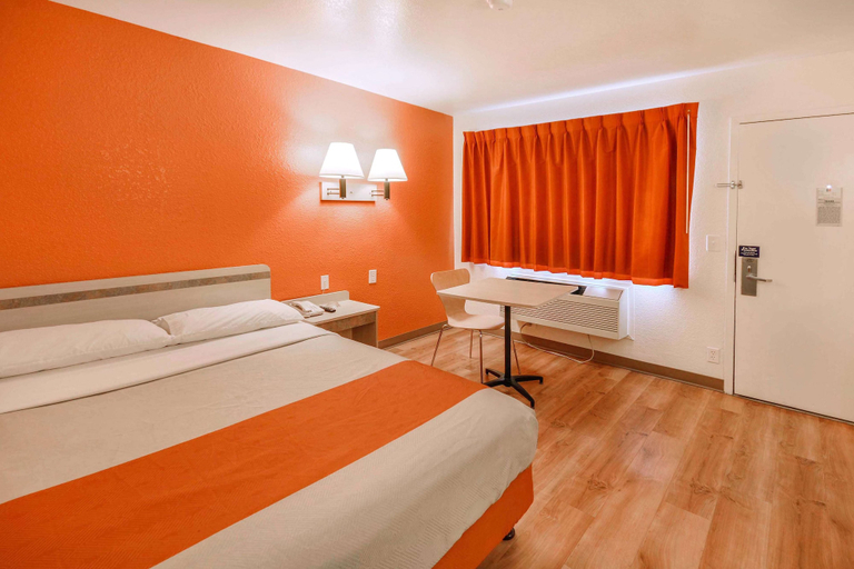 Bedroom 3, Motel 6 Huntsville, TX, Walker