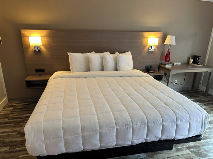 Bedroom 4, Whaler Inn and Suites, Bristol