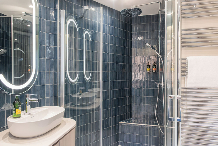 Bathroom 4, Le Grand Balcon, Haute-Garonne