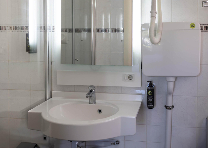 Bathroom 4, B&B Hotel Diano Marina Palace, Imperia