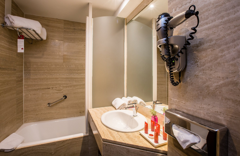 Bathroom 4, Leonardo Hotel Madrid City Center, Madrid