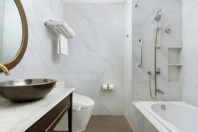 Bathroom 5, Metropole, Bangkok, a Tribute Portfolio Hotel by Marriott, Wattana