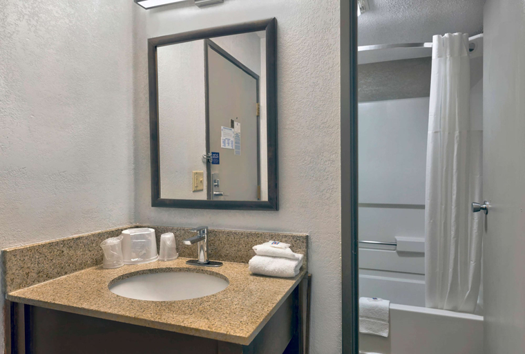 Bathroom 4, Motel 6 Oak Creek, WI, Milwaukee