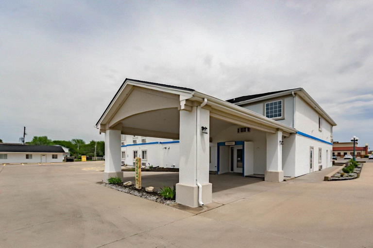 Exterior & Views 1, Motel 6 Augusta, KS, Butler