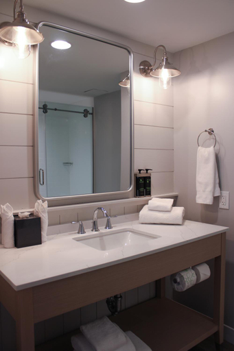 Bathroom 3, Rod ‘N’ Reel Resort, Calvert