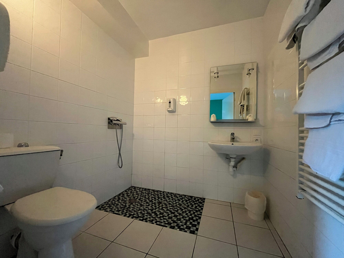 Bathroom 4, Kyriad Direct Macon Sud, Saône-et-Loire