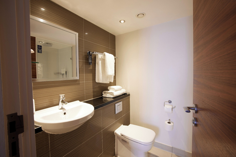 Bathroom 5, Thistle Trafalgar - Leicester Square, London