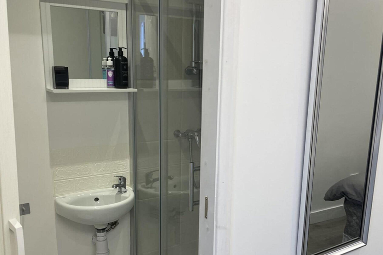 Bathroom, Beautiful 1-bed Studio in Uxbridge, London, London