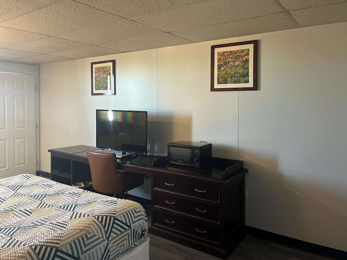 Bedroom 3, Studio 6 Borger, Tx – Boom Town, Hutchinson