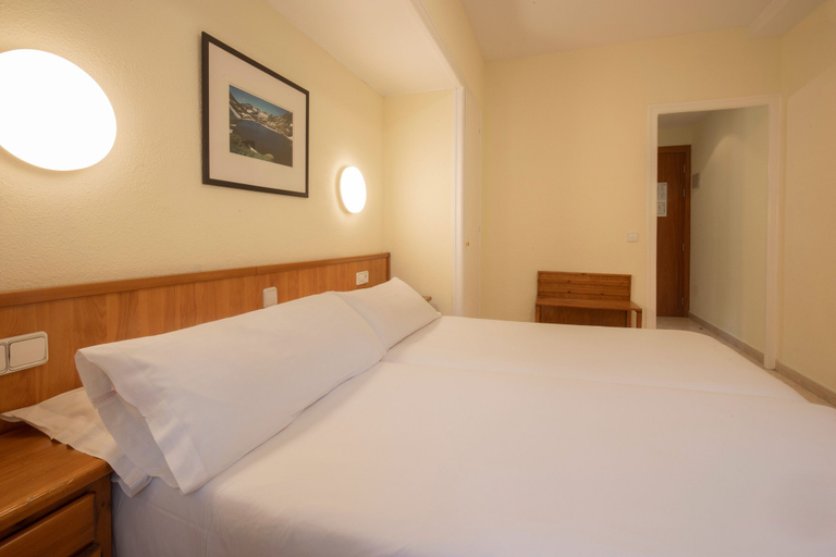 Bedroom 3, Hotel Oros by Nexta