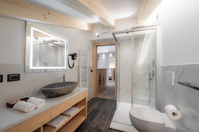 Bathroom 4, Spires Hotel, Trento