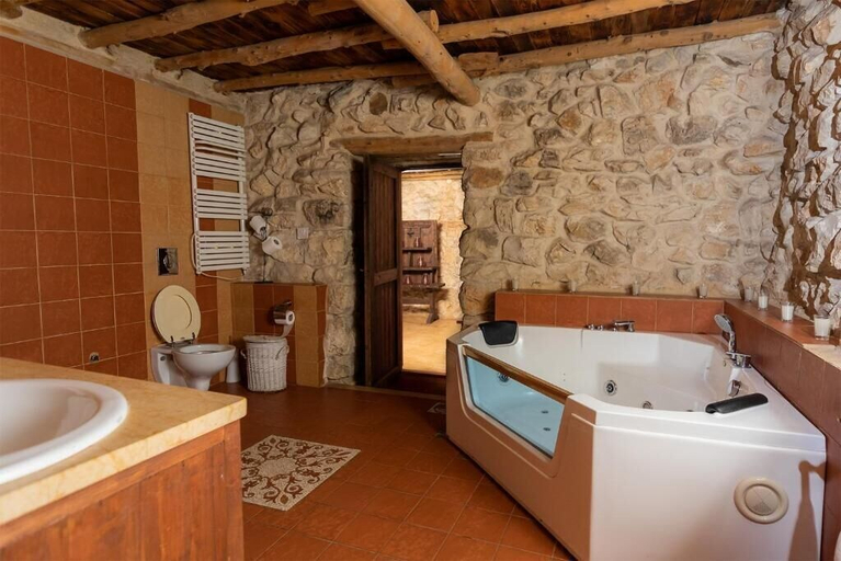 Bathroom 3, Arnaoon Village, Batroun