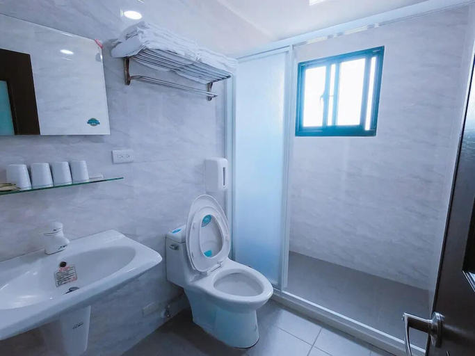 Bathroom 2, Turn Left B&B, Penghu