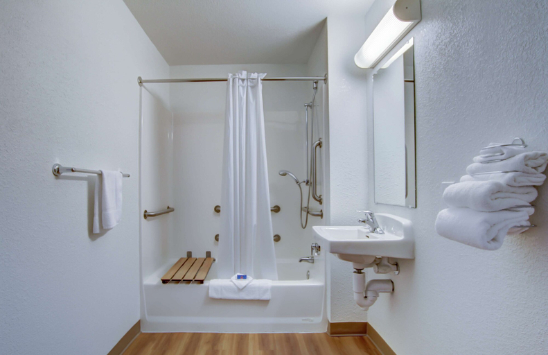 Bathroom 4, Motel 6 Grants Pass, Josephine