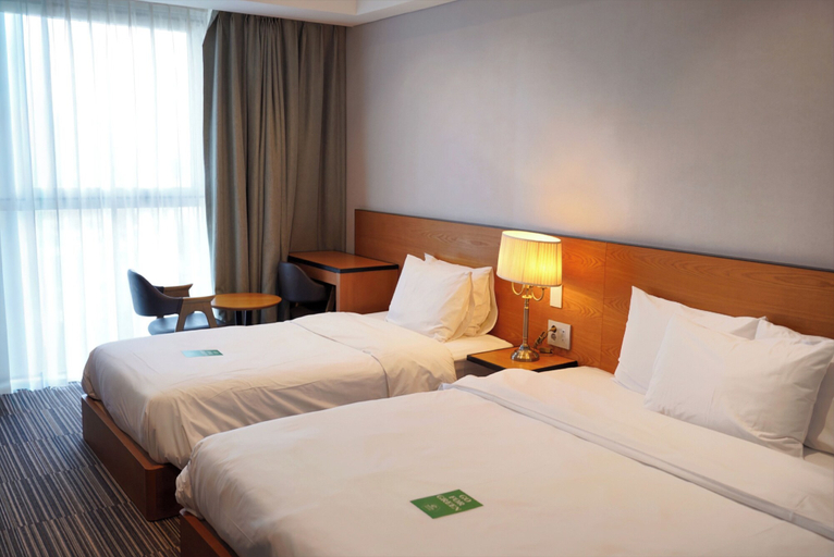 Bedroom 5, Hotel Tour, Jung