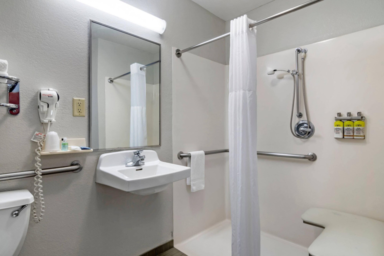Bathroom 5, MainStay Suites Emporia, Lyon