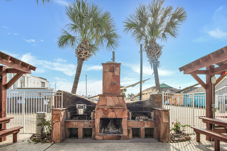 Exterior & Views 2, Moore Fun House by Silver Sands Vacation Rentals, Nueces