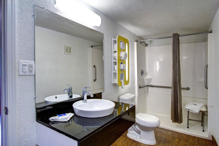 Bathroom 5, Motel 6 Richfield, OH, Summit