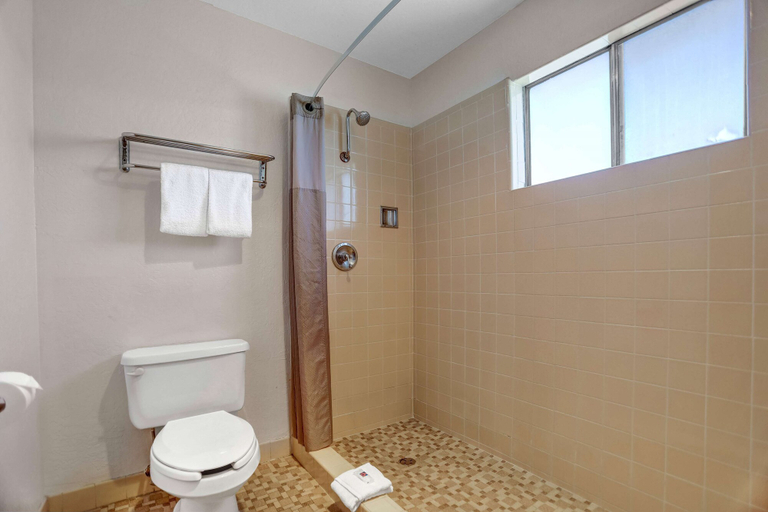 Bathroom 4, Motel 6 Fort Bragg, Mendocino