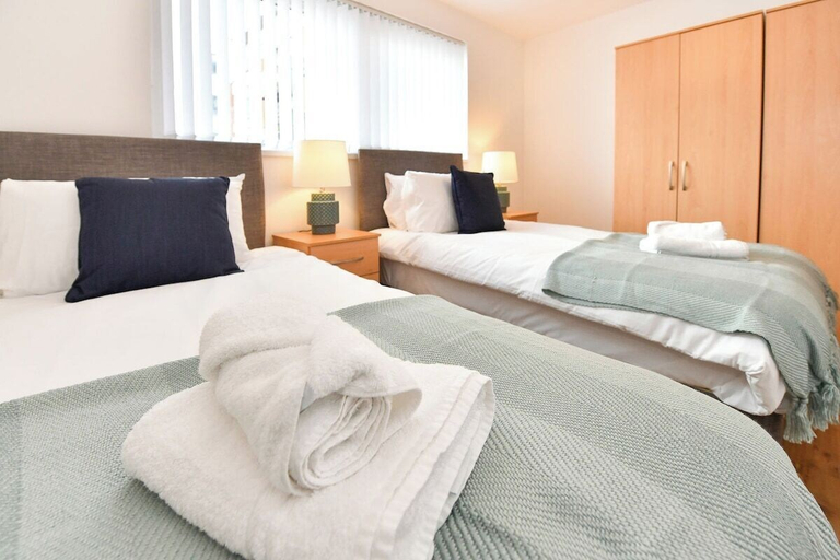 Bedroom 2, Just Stay Wales - Meridian Wharf, Swansea