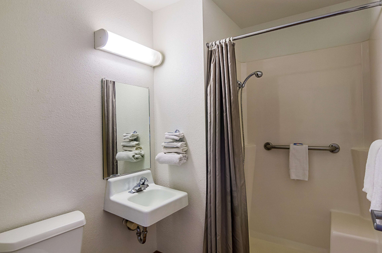 Bathroom 4, Motel 6-Laramie, WY, Albany