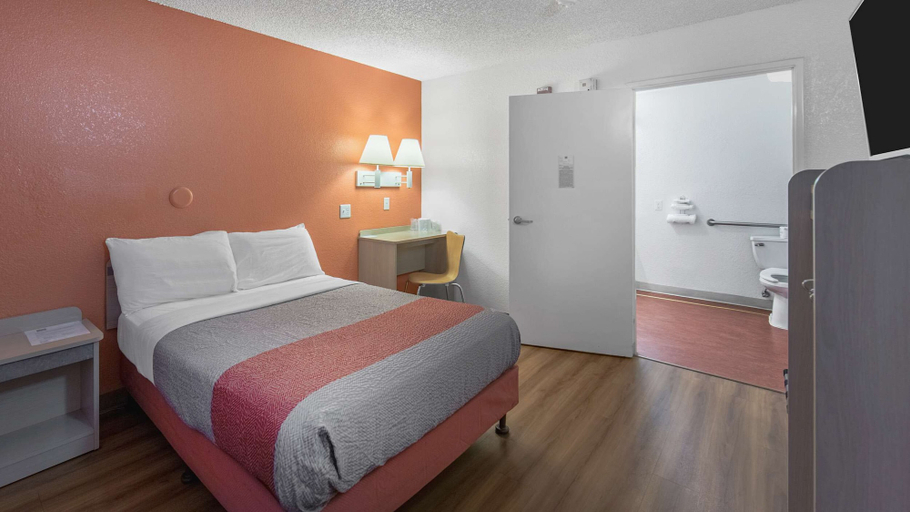 Bedroom 3, Motel 6 Medford, OR - North, Jackson