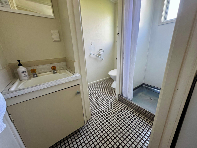 Bathroom, Spanish Lady Motel, Hastings