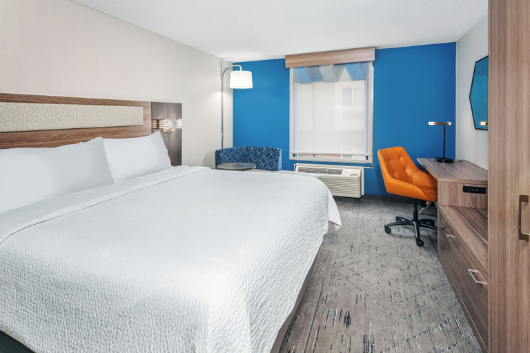 Bedroom 3, Holiday Inn Express & Suites BLOOMINGTON - NORMAL by IHG, McLean